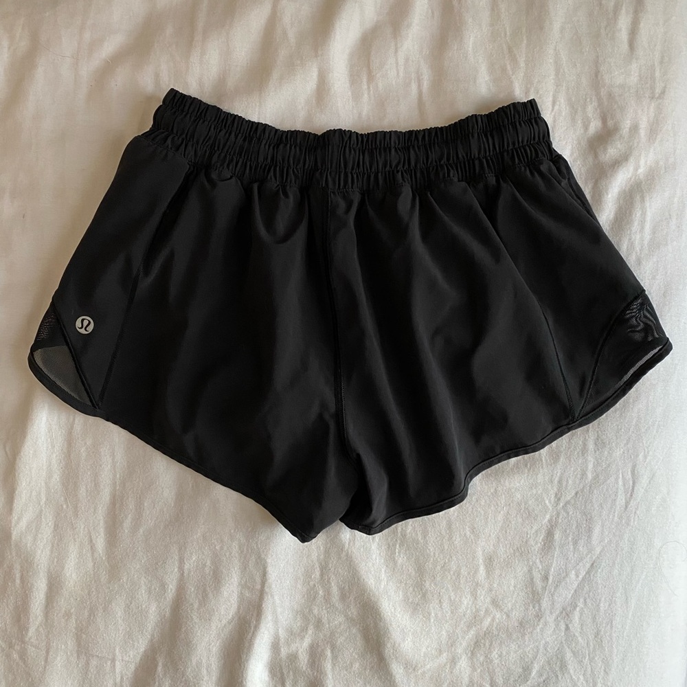 Lululemon Hotty Hot Low-Rise Lined Short 2.5” (SIZE 6)